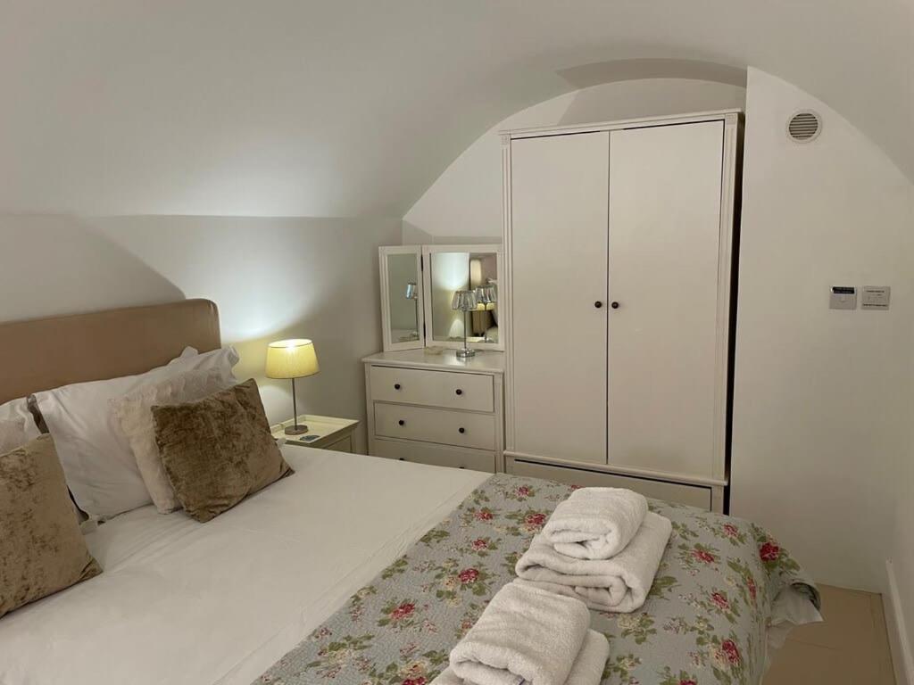 바스 Beautiful 3 Bed Basement Flat With Garden 아파트 외부 사진