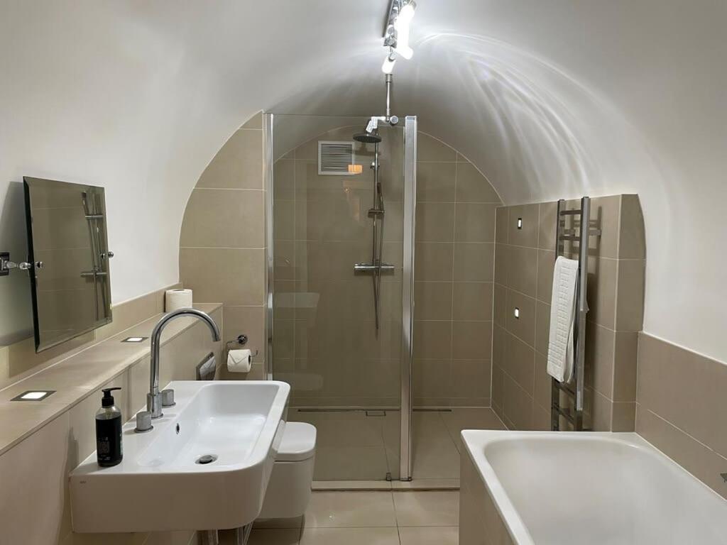 바스 Beautiful 3 Bed Basement Flat With Garden 아파트 외부 사진