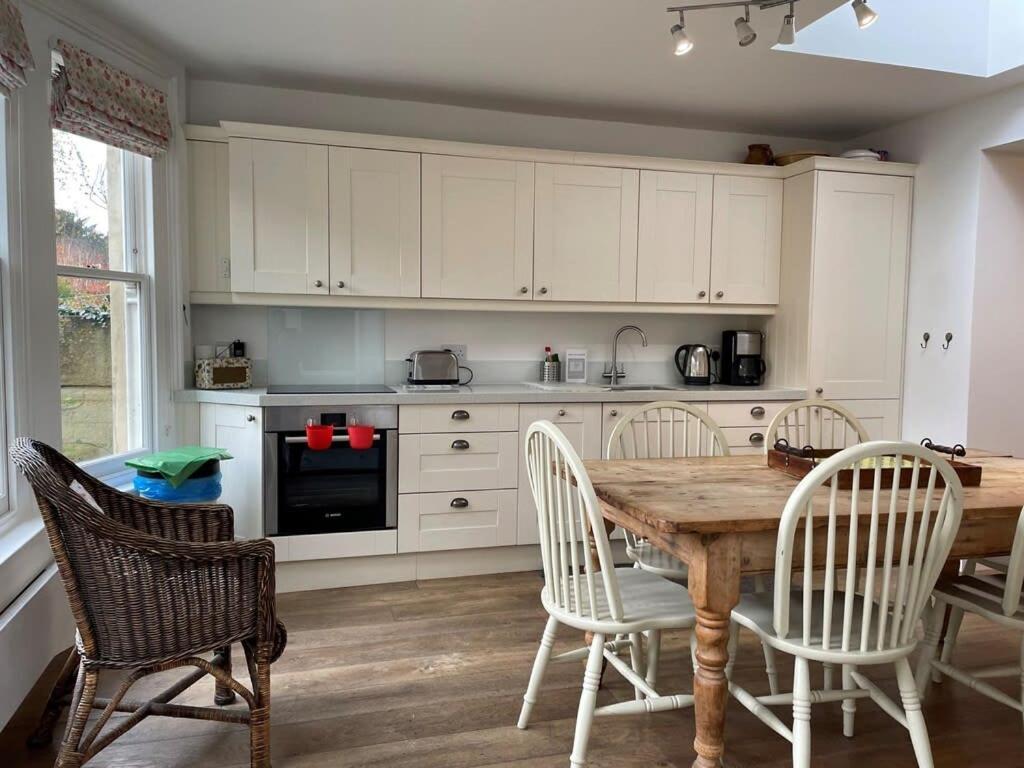 바스 Beautiful 3 Bed Basement Flat With Garden 아파트 외부 사진