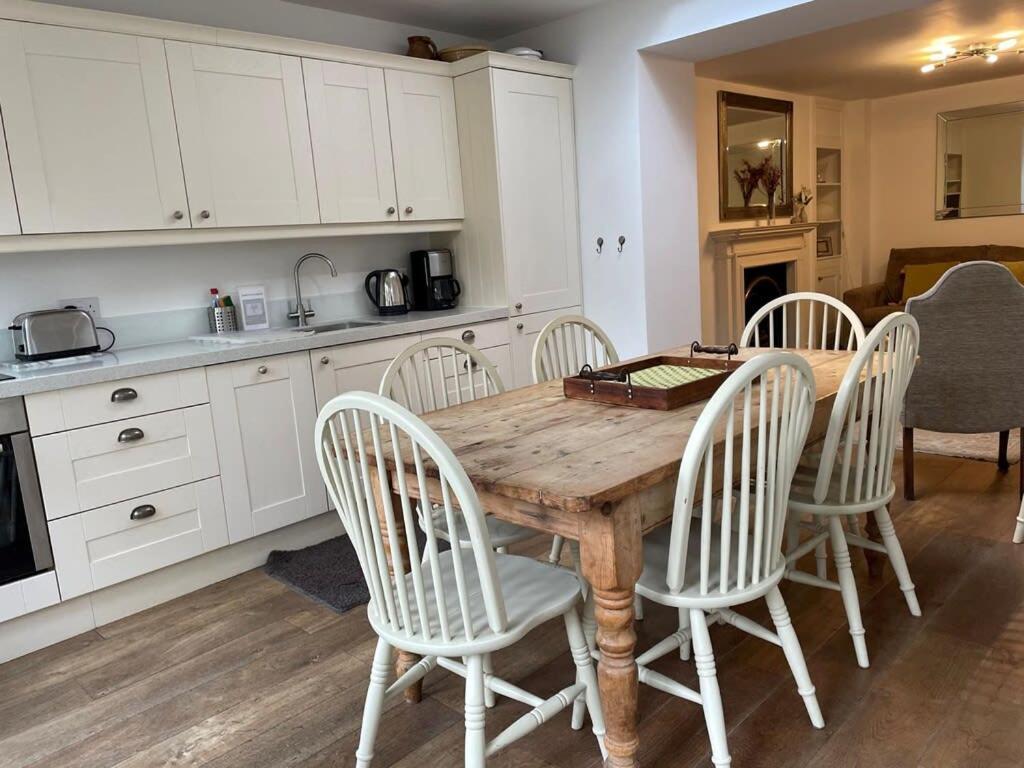 바스 Beautiful 3 Bed Basement Flat With Garden 아파트 외부 사진